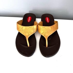 𝅺Okabashi Flip Flop Sandals Size medium (4-7)